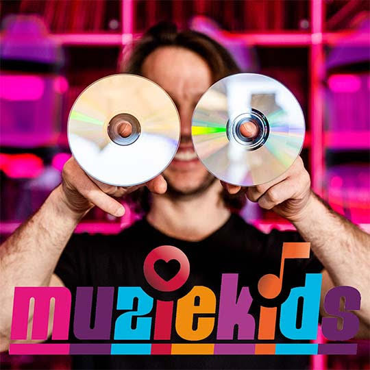 Giel Beelen verkoopt zijn CD’s voor Muziekids
